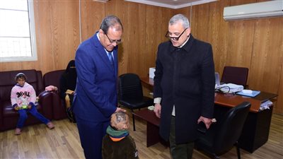  طالت الحروق جسدهم.. رئيس جامعة سوهاج يستقبل سيدة وطفليها للبدء في العلاج