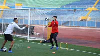 تدريبات قوية من عصام الحضري للشناوي وأبو جبل استعدادا للسنغال | فيديو وصور