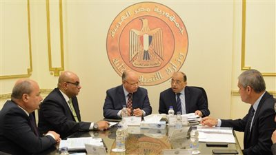 وزير التنمية المحلية يبحث مع محافظ القاهرة تسوية المشكلات مع شركات القابضة للتعمير