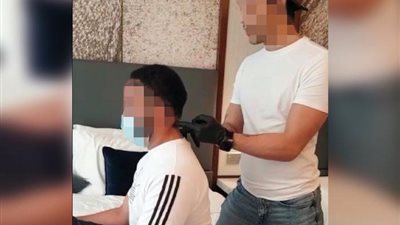 بعد تشميع عيادته في مصر.. شرطة دبي تضبط سمكري البني آدمين