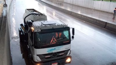 انتشار سيارات الصرف الصحي بالإسكندرية لسحب مياه الأمطار | صور 