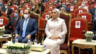 السيسي وقرينته يشاهدان عروضا فنية بحفل تكريم المرأة المصرية والأم المثالية