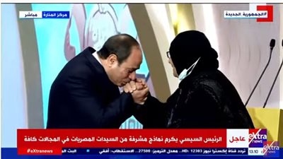 لحظة مؤثرة.. السيسي يقبل يد إحدى الأمهات المثاليات