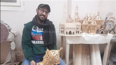 الدين لله وفانوس رمضان للجميع.. ميلاد جابر أشهر صنايعي قبطي لزينة الشهر الكريم في بني سويف | فيديو وصور