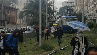 خروج ترام الإسكندرية عن القضبان وتوقف الحركة | صور