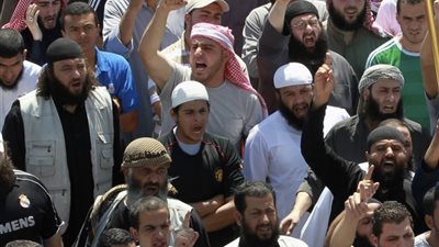 صراع بين مشايخ السلفية المدخلية في الجزائر.. التدابير الاحترازية للحكومة السبب.. ومخاوف من انتقال الأزمة إلى باقي البلدان العربية