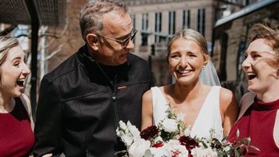 توم هانكس يفاجئ عروسا يوم زفافها: ممكن أتصور معك