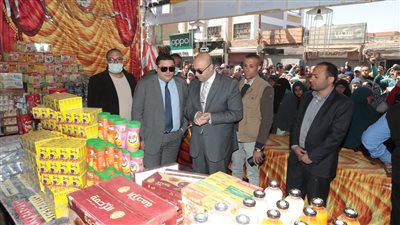محافظ بني سويف يفتتح معرضا لبيع السلع الغذائية بأسعار مخفضة