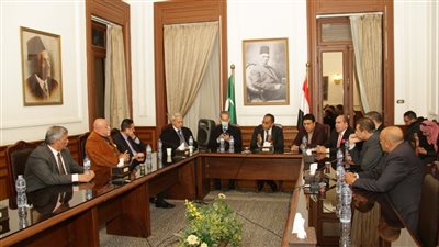 الوفد يناقش تداعيات الحرب الروسية الأوكرانية على الاقتصاد المصري