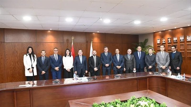 وزير البترول مع وفد