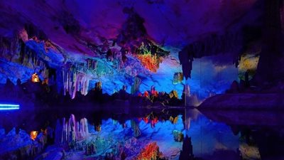 سحر البحار.. كهوف وأغوار بحرية لعشاق المغامرة|صور