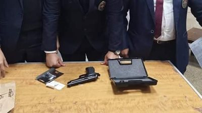 جمارك مطار القاهرة تحبط تهريب سلاح ناري (طبنجة)