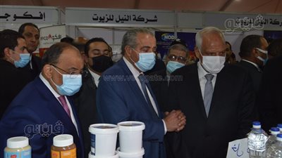 وزيرا التموين والتنمية المحلية ومحافظ الجيزة يفتتحون معرض 