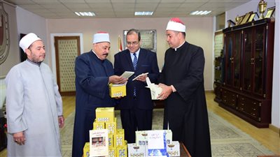 أوقاف سوهاج تهدي الجامعة 60 كتابا لمواجهة الفكر المتطرف | صور