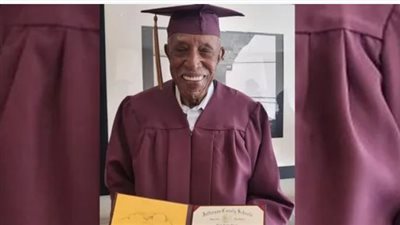 يعد 100 عام.. مسن يحقق حلم الثانوية العامة