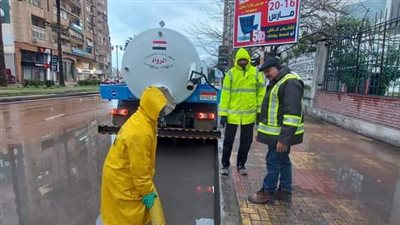 انتشار سيارات الصرف الصحي في ميادين وشوارع الإسكندرية لكسح مياه الأمطار