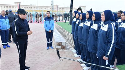  السيسي: عملت تحت الكباري محلات علشان الناس تاكل عيش..والغلبان في رقبتي ورقبتك