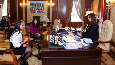 وزيرة الهجرة تعلن اختيار هالة عتمان ممثلا لمركز الحوار 