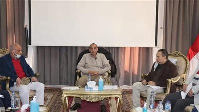 رئيس قارون يتفقد حقول الشركة ويجتمع بالعاملين 