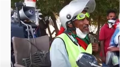 سوداني يطور دراجة نارية لإسعاف المتظاهرين| فيديو 