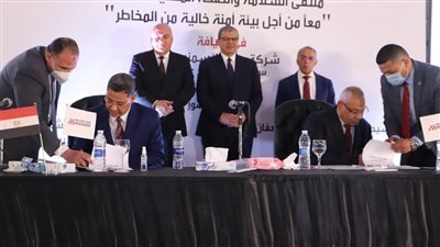 سعفان ومحافظ قنا يشهدان توقيع بروتوكول تعاون لنشر ثقافة العمل الحر بين الشباب