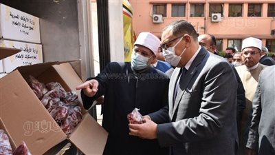 وزير الأوقاف يشهد توزيع 2 طن لحوم صكوك إطعام و2500 زي أزهري للأئمة بالشرقية