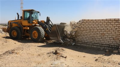 حملة لإزالة التعديات على أملاك الدولة في الواحات البحرية | صور 