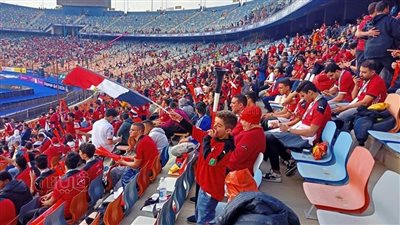 كل الناس بتقول يارب.. احتشاد الجماهير المصرية باستاد القاهرة قبل مواجهة السنغال | فيديو وصور