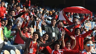 محمد زيدان يحمس الجماهير الموجودة بإستاد القاهرة الدولي