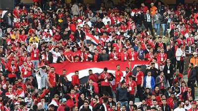 جماهير المنتخب تزين استاد القاهرة بعلم مصر| صور