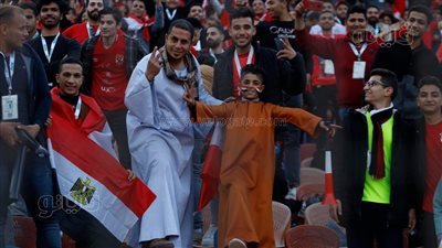 بالجلابية.. أب وابنه يلفتان الأنظار بمدرجات إستاد القاهرة | صور 