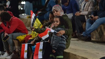 الأطفال يتصدرون المشهد في تشجيع المنتخب بمركز شباب الجزيرة| فيديو 