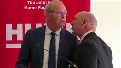 وزير خارجية أيرلندا يغادر مؤتمرا بالعاصمة بعد تهديد من سائق شاحنة