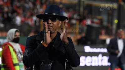 الحاج ضيوف يرد التحية على الجماهير المصرية من داخل إستاد القاهرة | صور 