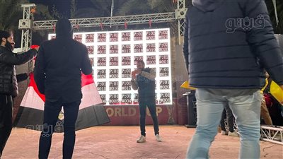 غضب بين جمهور المنتخب بمركز شباب الجزيرة بسبب عطل في الشاشة | فيديو