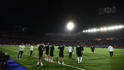 تشجيع جنوني من الجماهير للاعبي المنتخب فور نزول ملعب استاد القاهرة 