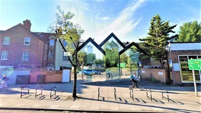 المنزل الخفي يبهر المارة بلندن 