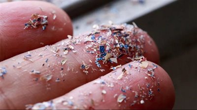 اكتشاف حير العلماء.. العثور على جزيئات بلاستيكية في دم الإنسان