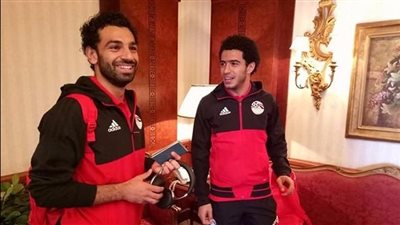والد عمر جابر يرد على مزاعم مشاركة ابنه أمام السنغال بسبب صداقته لمحمد صلاح 