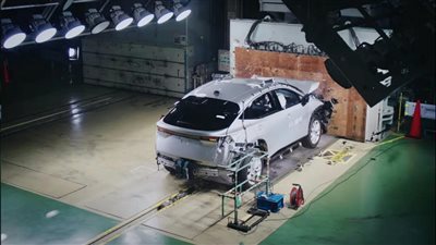 نيسان تستعرض قوة سيارتها أريا الكهربائية|فيديو