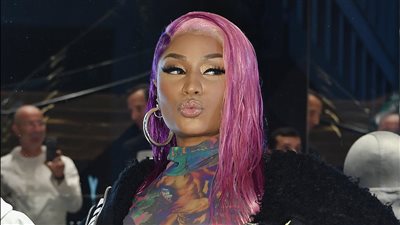 نيكي ميناج تهاجم تطبيق تويتر وتصفه بالمرهق