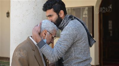 الحزن يسيطر على شقيق أحمد حلاوة فور وصول الجثمان استعدادا لتشييعه | صور