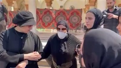 أشرف زكي يقدم واجب العزاء إلى زوجة وابنة أحمد حلاوة| فيديو