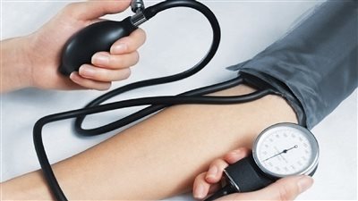 هل يوجد علاقة بين الصداع وضغط الدم؟ استشاري قلب يجيب 