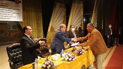 سعفان يسلم 250 عقد عمل بشركة مصر لتأمينات الحياة في الأقصر