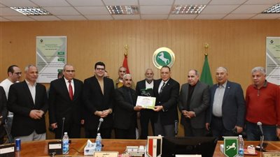 محافظ الشرقية يكرم مدير المكتب الفنى لديوان المحافظة لبلوغه سن التقاعد