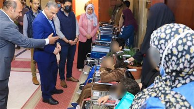 محافظ سوهاج يسلم 17 كرسيا متحركا بالمجان لذوي الهمم