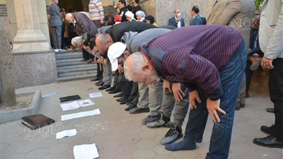 لحظة أداء صلاة الجنازة على الراحل رجائي عطية بمسجد عمر مكرم| فيديو