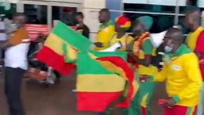 جماهير السنغال تستقبل بعثة منتخبهم بالمطار بعد الخسارة أمام مصر