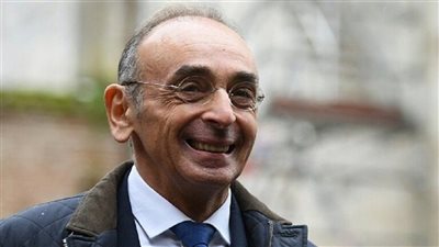 مرشح الرئاسة الفرنسية يتعرض للرشق بزجاجة بلاستيكية | فيديو 